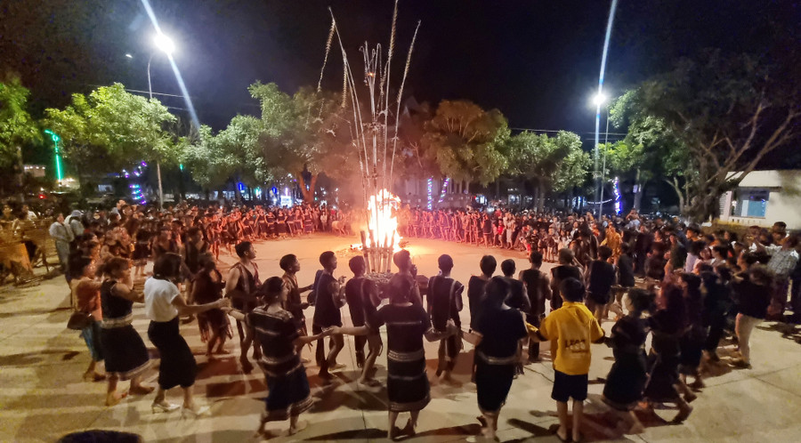 Người dân, du khách cùng hòa nhịp nối dài vòng xoang. Ảnh: H.P