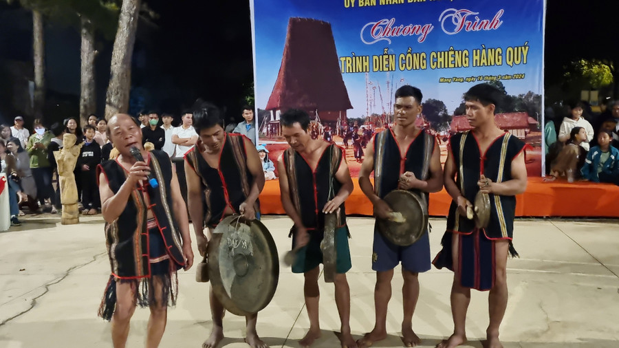 Nghệ nhân Blo-đội cồng chiêng xã Đak Yă thể hiện bài hát dân ca. Ảnh: H.P