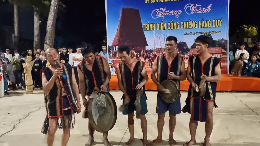 Nghệ nhân Blo-đội cồng chiêng xã Đak Yă thể hiện bài hát dân ca. Ảnh: H.P