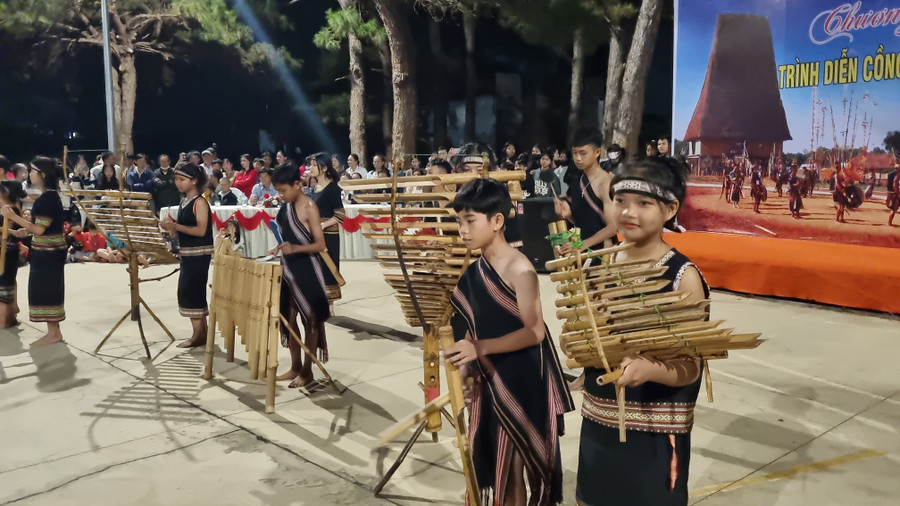 Tiết mục hòa tấu nhạc cụ dân tộc do các em học sinh Trường THCS Dân tộc nội trú huyện biểu diễn. Ảnh: H.P