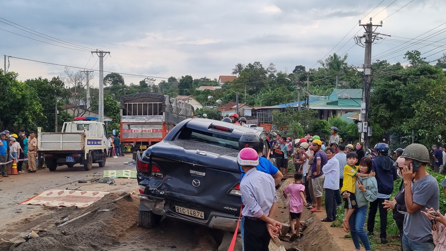 Hiện trường vụ tai nạn khiến 3 người trong gia đình tử vong tại chỗ. Ảnh: Hà Phương