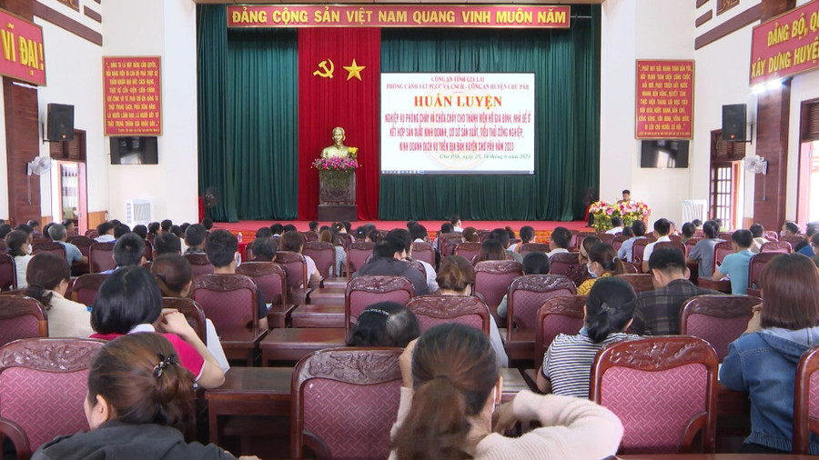 Toàn cảnh lớp huấn luyện nghiệp vụ PCCC và CNCH. Ảnh: Văn Đại Toàn cảnh lớp huấn luyện nghiệp vụ PCCC và CNCH. Ảnh: Văn Đại