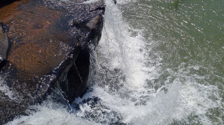 Tiếng ầm ào của thác đổ, tung bọt trắng xóa nổi bật giữa không gian rộng lớn.