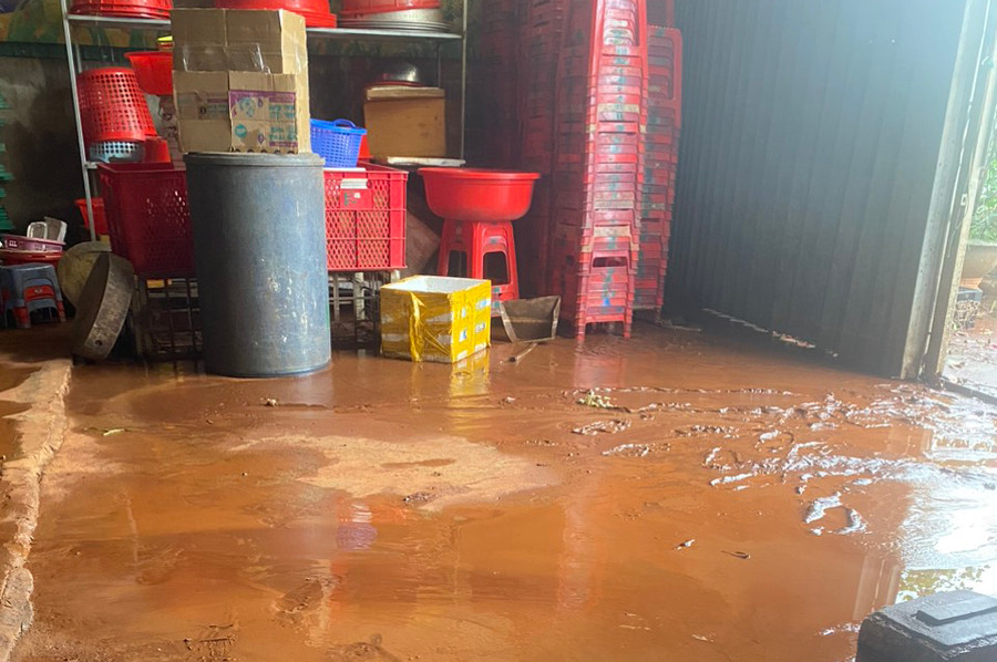 Mỗi khi mưa to là bùn đất tràn vào nhà dân. Ảnh: P.S