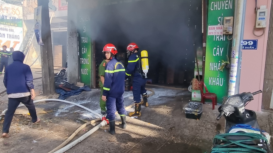 Lực lượng PCCC tiếp cận hiện trường.