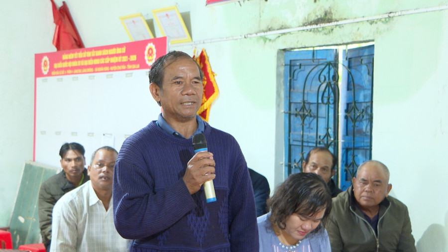 Cử tri tham gia kiến nghị tại buổi tiếp xúc. Ảnh: Văn Đại Cử tri tham gia kiến nghị tại buổi tiếp xúc. Ảnh: Văn Đại