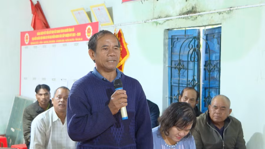 Cử tri tham gia kiến nghị tại buổi tiếp xúc. Ảnh: Văn Đại