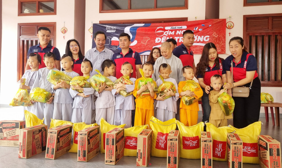 Những phần quà nhằm động viên cho các em nhỏ có thêm nghị lực, từng bước vươn lên trong cuộc sống. Ảnh: K.P Những phần quà nhằm động viên cho các em nhỏ có thêm nghị lực, từng bước vươn lên trong cuộc sống. Ảnh: K.P