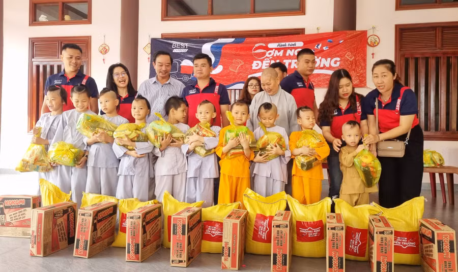 Những phần quà nhằm động viên cho các em nhỏ có thêm nghị lực, từng bước vươn lên trong cuộc sống. Ảnh: K.P