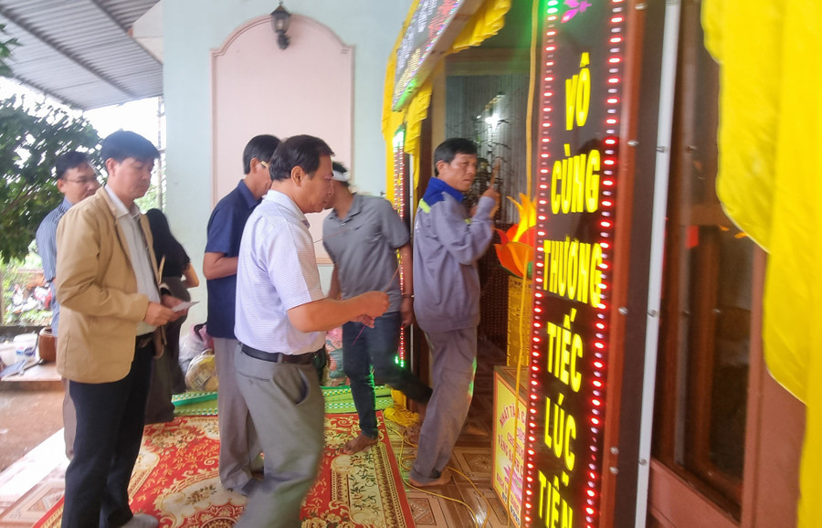 Đại diện Ban An toàn Giao thông tỉnh Gia Lai đến phúng điếu gia đình nạn nhân. Ảnh: Hà Phương