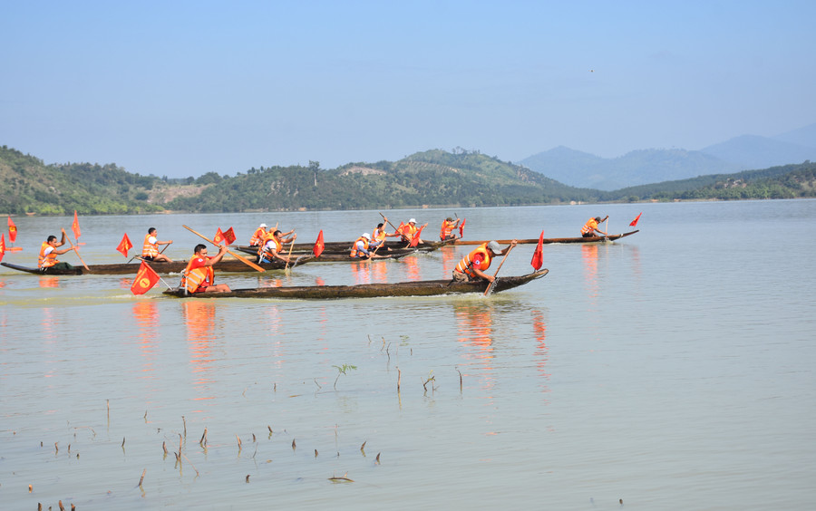 Lễ hội đua thuyền trên sông Pô Cô, huyện Ia Grai. Ảnh: Hà Phương Lễ hội đua thuyền trên sông Pô Cô, huyện Ia Grai. Ảnh: Hà Phương