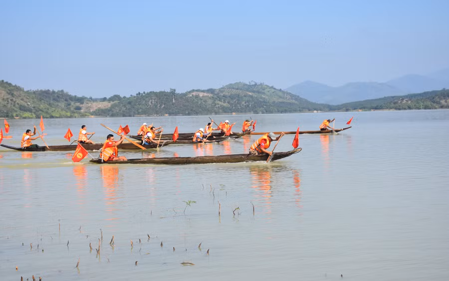 Lễ hội đua thuyền trên sông Pô Cô, huyện Ia Grai. Ảnh: Hà Phương