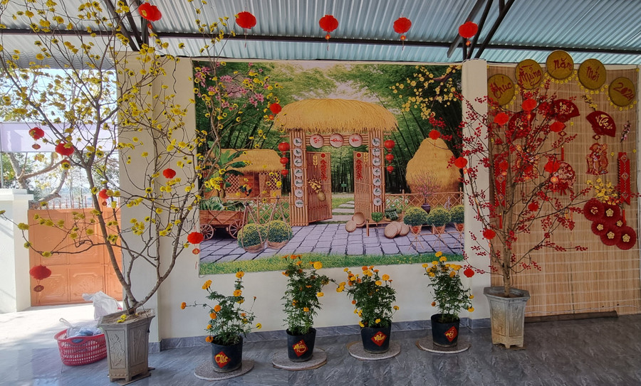 Những cành mai, cành đào cũng đã được cán bộ quản giáo đưa vào trước đó, trang trí đèn hoa rực rỡ. Không khí Tết cũng hiện hữu nơi đây. Ảnh: H.P