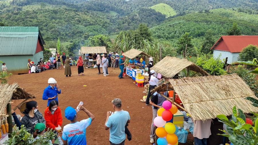 Những gian hàng trưng bày các đặc sản của địa phương để phục vụ du khách.