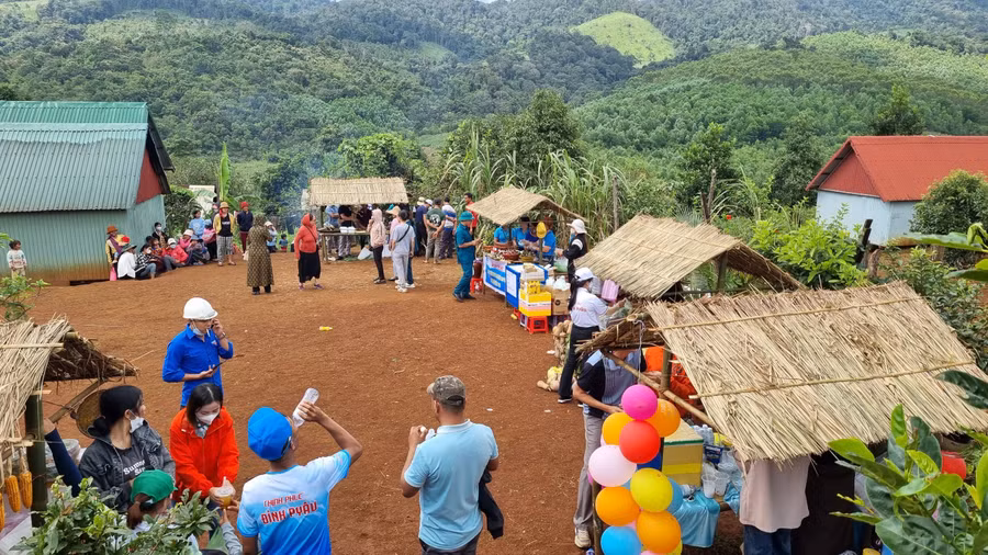 Những gian hàng trưng bày các đặc sản của địa phương để phục vụ du khách.
