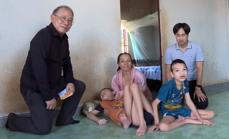 Các nhà hảo tâm trao quà cho mẹ con chị Thủy (thôn 2, xã Nghĩa Hòa, huyện Chư Păh). Ảnh: K.P