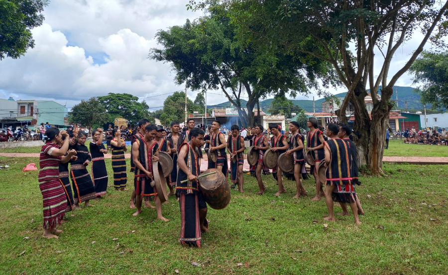 Các đội tham gia trình diễn cồng chiêng tại ngày hội. Ảnh: Kim Ngọc Các đội tham gia trình diễn cồng chiêng tại ngày hội. Ảnh: Kim Ngọc