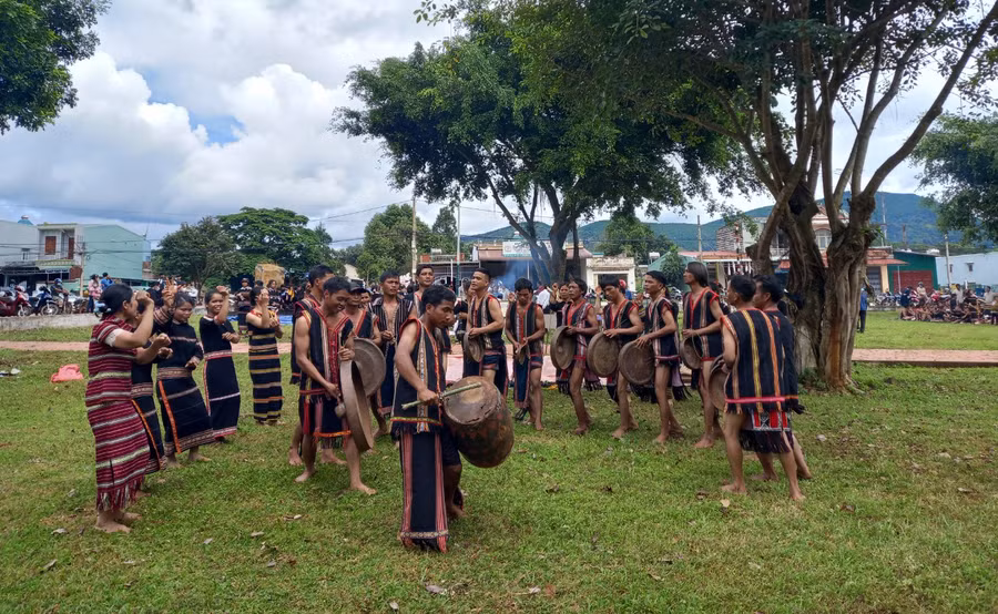 Các đội tham gia trình diễn cồng chiêng tại ngày hội. Ảnh: Kim Ngọc Các đội tham gia trình diễn cồng chiêng tại ngày hội. Ảnh: Kim Ngọc