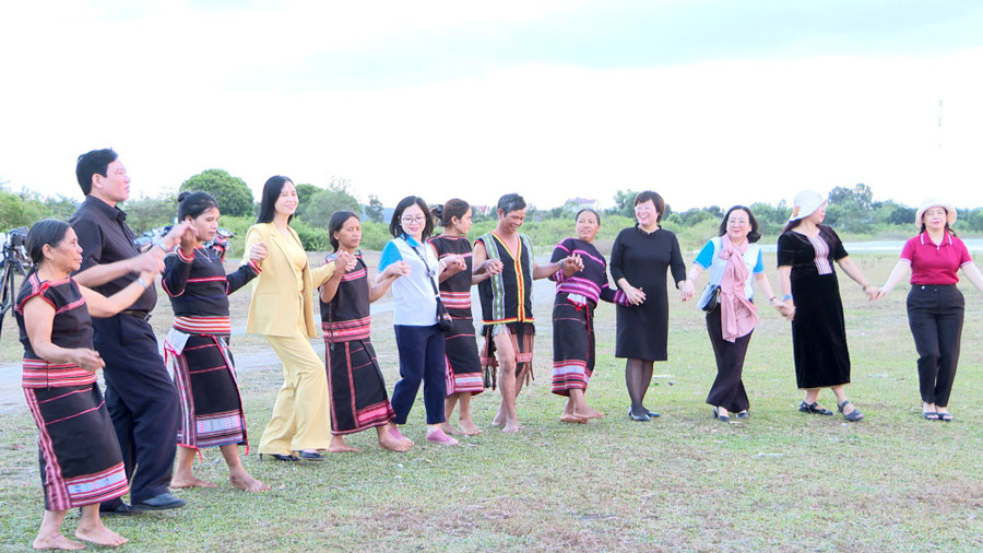 Du khách hào hứng nới rộng vòng xoang cùng bà con Jrai xã Ia Mơ Nông.