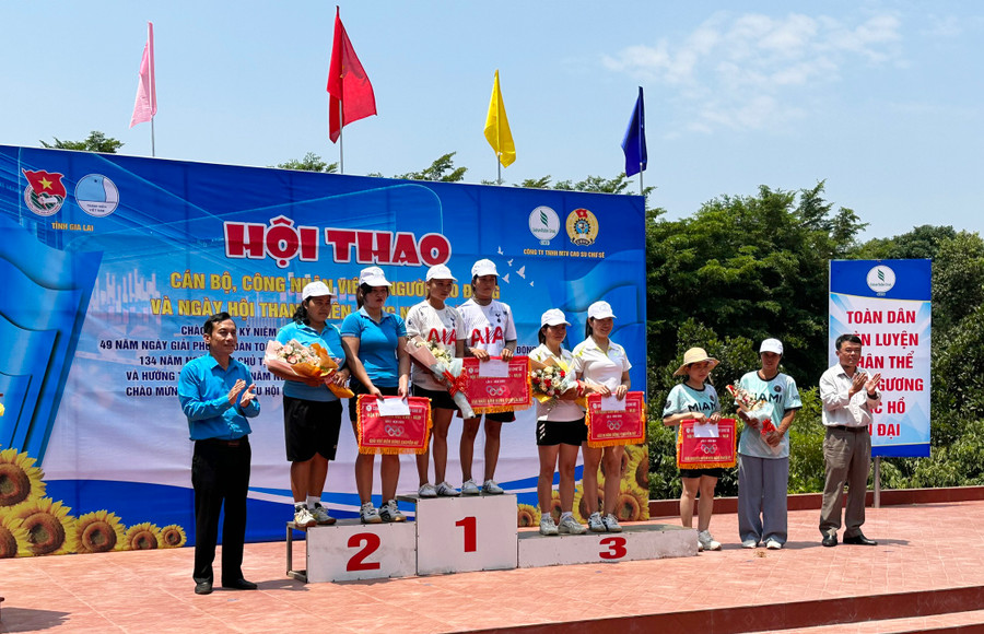 Ban tổ chức trao giải thưởng cho các vận động viên đạt thành tích xuất sắc tại Hội thao. Ảnh: K.P Ban tổ chức trao giải thưởng cho các vận động viên đạt thành tích xuất sắc tại Hội thao. Ảnh: K.P