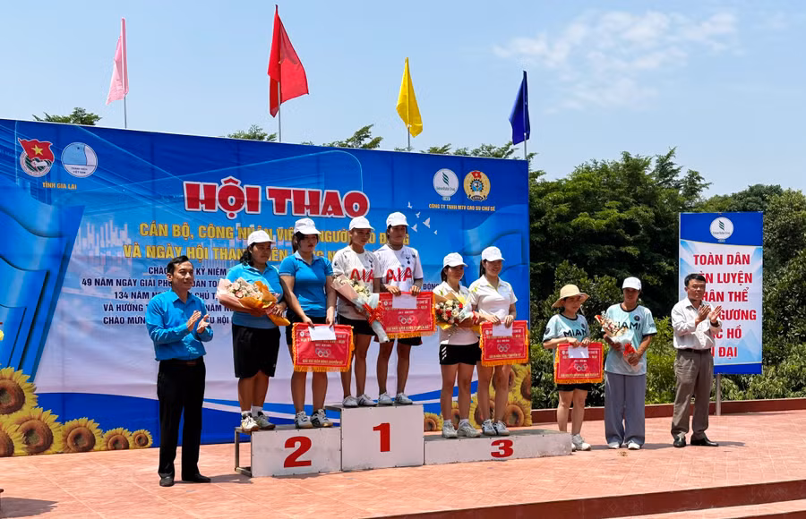 Ban tổ chức trao giải thưởng cho các vận động viên đạt thành tích xuất sắc tại Hội thao. Ảnh: K.P