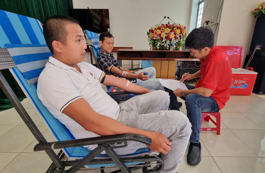 Hiến máu cứu người, một nghĩa cử cao đẹp thể hiện truyền thống tương thân tương ái, thương người như thể thương thân của dân tộc ta. Ảnh: Hà Phương Hiến máu cứu người, một nghĩa cử cao đẹp thể hiện truyền thống tương thân tương ái, thương người như thể thương thân của dân tộc ta. Ảnh: Hà Phương