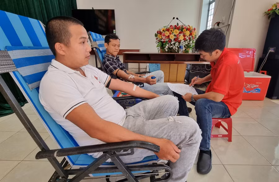 Hiến máu cứu người, một nghĩa cử cao đẹp thể hiện truyền thống tương thân tương ái, thương người như thể thương thân của dân tộc ta. Ảnh: Hà Phương