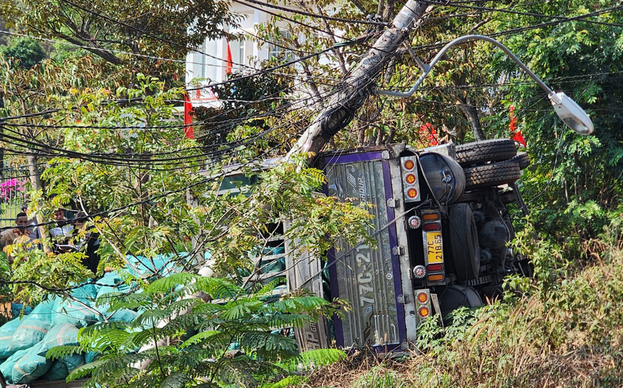 Tài xế thoát nạn trong gang tấc. Ảnh: K.P