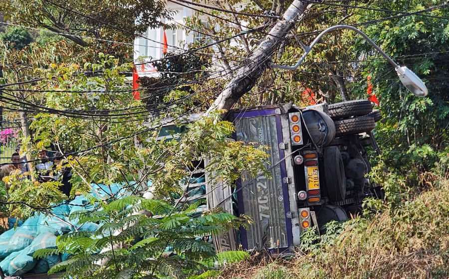 Tài xế thoát nạn trong gang tấc. Ảnh: K.P