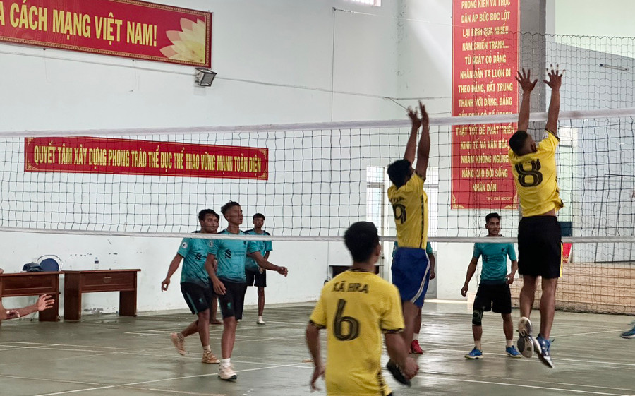 Các đội tham gia thi đấu ở môn bóng chuyền nam. Ảnh: H.P Các đội tham gia thi đấu ở môn bóng chuyền nam. Ảnh: H.P