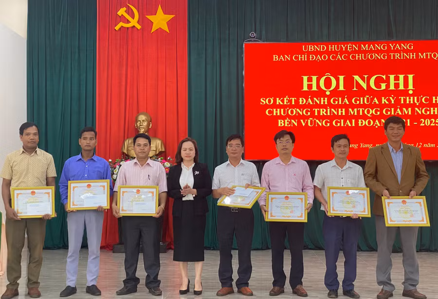 Bà Hoàng Thị Lan Anh-Phó Chủ tịch UBND huyện Mang Yang (thứ 3 từ trái sang) trao giấy khen cho các tập thể có thành tích xuất sắc trong phong trào thi đua giảm nghèo bền vững giai đoạn 2021-2023. Ảnh: K.P Bà Hoàng Thị Lan Anh-Phó Chủ tịch UBND huyện Mang Yang (thứ 3 từ trái sang) trao giấy khen cho các tập thể có thành tích xuất sắc trong phong trào thi đua giảm nghèo bền vững giai đoạn 2021-2023. Ảnh: K.P