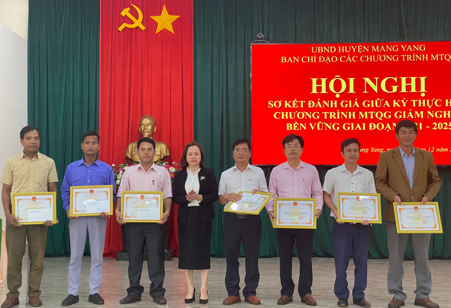 Bà Hoàng Thị Lan Anh-Phó Chủ tịch UBND huyện Mang Yang (thứ 3 từ trái sang) trao giấy khen cho các tập thể có thành tích xuất sắc trong phong trào thi đua giảm nghèo bền vững giai đoạn 2021-2023. Ảnh: K.P