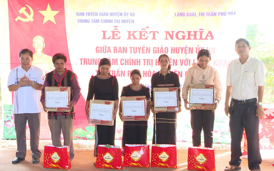 Ban Tuyên giáo Huyện ủy Chư Păh trao quà cho các hộ nghèo tại làng Krái. Ảnh: V.Đ