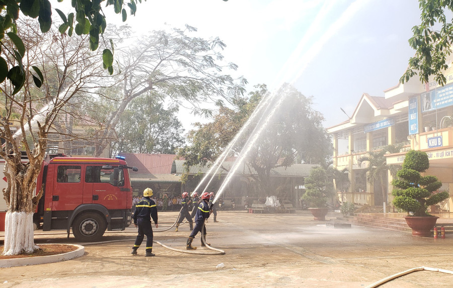 Diễn tập phương án phòng cháy chữa cháy tại Trường Tiểu học thị trấn Phú Hòa. Ảnh: V.Đ