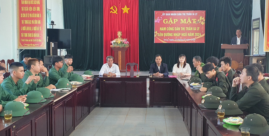 UBND thị trấn Ia Ly (huyện Chư Păh) gặp mặt các tân binh chuẩn bị lên đường nhập ngũ. Ảnh: V.Đ