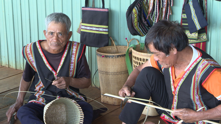 Các thành viên tích cực đan gùi, giữ gìn nghề truyền thống gắn với du lịch cộng đồng xã Ia Mơ Nông.