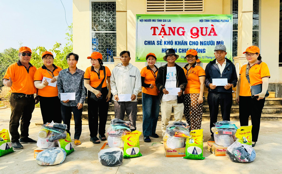 Đoàn trao quà cho hội viên có hoàn cảnh khó khăn tại xã Ia Ga, huyện Chư Prông. Ảnh: K.P Đoàn trao quà cho hội viên có hoàn cảnh khó khăn tại xã Ia Ga, huyện Chư Prông. Ảnh: K.P