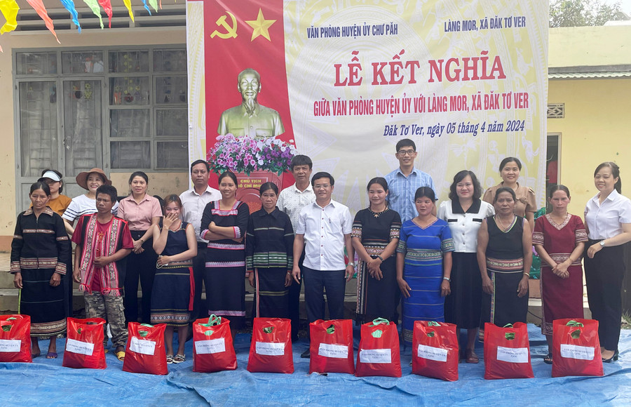 Văn phòng Huyện ủy Chư Păh trao quà cho các hộ nghèo tại làng Mor. Ảnh: V.Đ