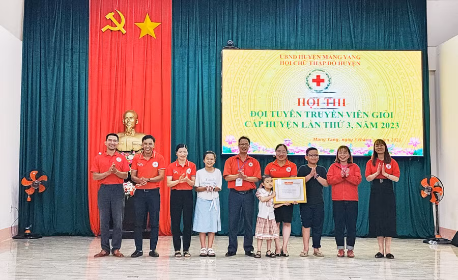 Ban tổ chức trao giải nhất cho đội xã Ayun. Ảnh: Kim Ngọc