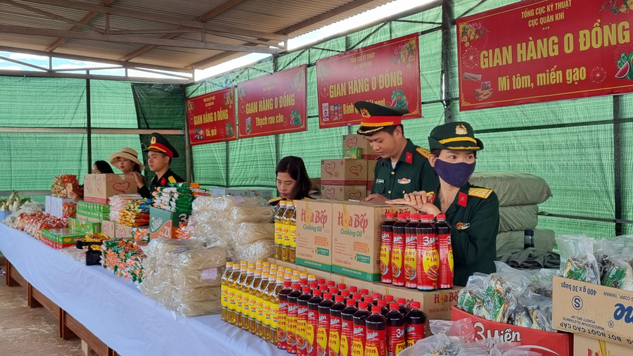 Các "Gian hàng 0 đồng" tại phiên chợ với nhiều nhu yếu phẩm phục vụ người dân. Ảnh: H.P Các "Gian hàng 0 đồng" tại phiên chợ với nhiều nhu yếu phẩm phục vụ người dân. Ảnh: H.P