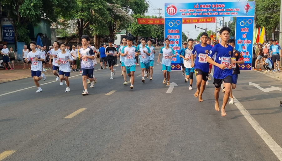 Các VĐV tham gia tranh tài ở nội dung nam trẻ cự ly 5 km.