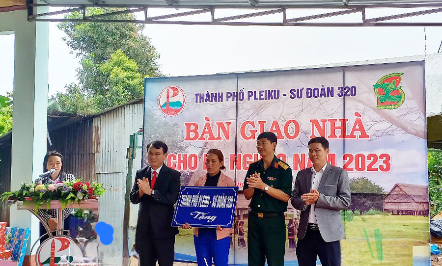 Quang cảnh lễ bàn giao nhà ở cho gia đình bà Byưm. Ảnh: K.P Quang cảnh lễ bàn giao nhà ở cho gia đình bà Byưm. Ảnh: K.P