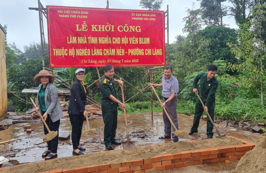 Quang cảnh lễ khởi công Nhà tình nghĩa cho gia đình hội viên CCB Blum tại làng Chăm Nẻh. Ảnh: Hà Phương