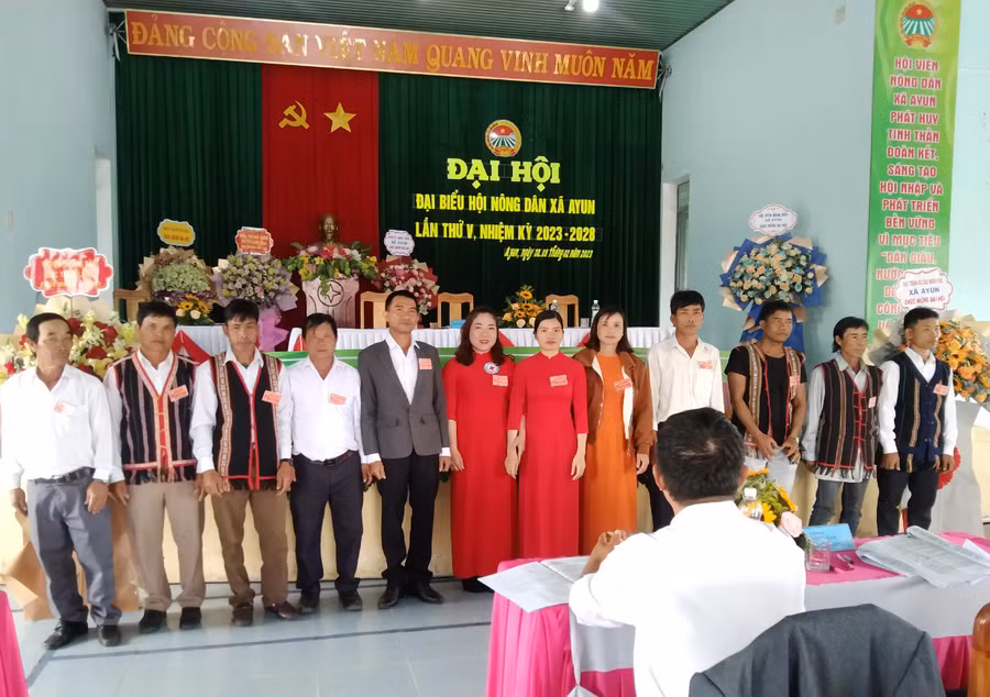 Ban Chấp hành Hội Nông dân xã Ayun khóa mới ra mắt tại Đại hội. Ảnh: Hà Phương