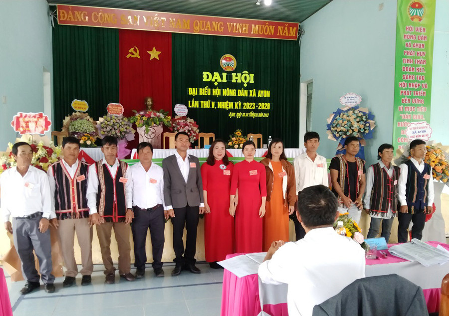 Ban Chấp hành Hội Nông dân xã Ayun khóa mới ra mắt tại Đại hội. Ảnh: Hà Phương