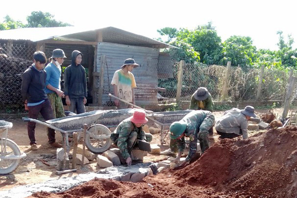 Chiến sỹ đơn vị Kho K896 (Cục Quân khí) phối hợp với Đoàn thanh niên xã triển khai xây dựng nhà cho gia đình ông Am tại làng Đê Rơn. Ảnh: T.N Chiến sỹ đơn vị Kho K896 (Cục Quân khí) phối hợp với Đoàn thanh niên xã triển khai xây dựng nhà cho gia đình ông Am tại làng Đê Rơn. Ảnh: T.N