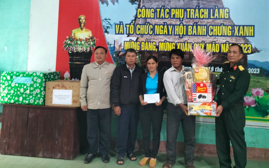 Ban Chỉ huy Quân sự huyện trao quà cho bà con có hoàn cảnh khó khăn tại xã Ayun. Ảnh: Hà Phương Ban Chỉ huy Quân sự huyện trao quà cho bà con có hoàn cảnh khó khăn tại xã Ayun. Ảnh: Hà Phương
