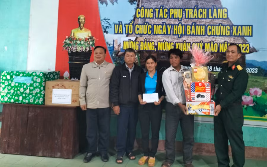 Ban Chỉ huy Quân sự huyện trao quà cho bà con có hoàn cảnh khó khăn tại xã Ayun. Ảnh: Hà Phương