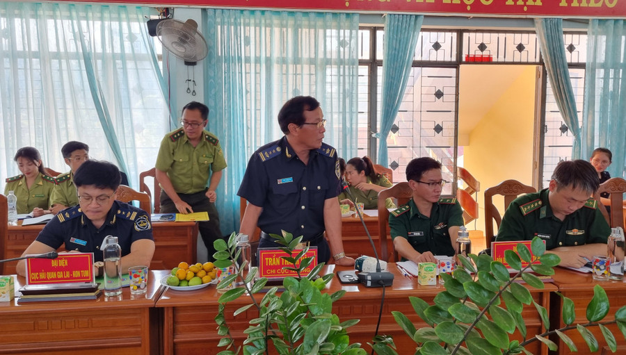 Ông Trần Thanh Vân-Chi cục trưởng Chi cục Hải quan Cửa khẩu Quốc tế Lệ Thanh tham gia ý kiến tại hội nghị. Ảnh: H.P Ông Trần Thanh Vân-Chi cục trưởng Chi cục Hải quan Cửa khẩu Quốc tế Lệ Thanh tham gia ý kiến tại hội nghị. Ảnh: H.P