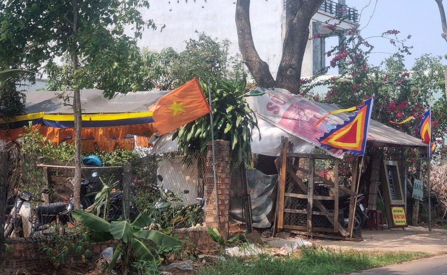 Gia đình lo mai táng cho anh Trần Văn Dũng tại thôn 6, xã Trà Đa, TP. Pleiku. Ảnh: K.P